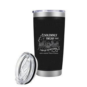 Könnte beinhalten: Ein schwarzer Edelstahlbecher mit einem transparenten Kunststoffdeckel. Der Becher zeigt eine weiße Strichgrafik eines Schlosses, Fußabdrücke und den Text: I SOLEMNLY SWEAR THAT I AM UP TO NO GOOD. MOONY, WORMTAIL, PADFOOT & PRONGS.