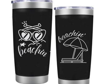 Beachin' - gegraveerde vakantiebeker, zomervakantiebeker, vakantiereismok, zomercadeau voor haar - cadeau strandliefhebbers