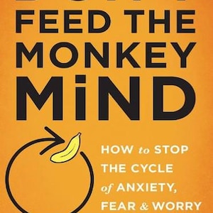 Puede incluir: Portada de libro con fondo amarillo y texto negro que dice "Don't Feed the Monkey Mind: How to Stop the Cycle of Anxiety, Fear & Worry". La portada también presenta un círculo negro con un plátano amarillo y una flecha apuntando hacia la derecha.