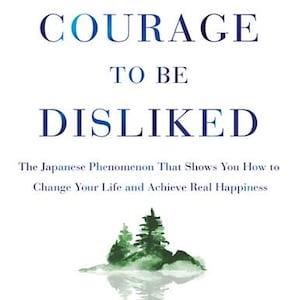 Puede incluir: Portada de libro con un título azul y blanco "THE COURAGE TO BE DISLIKED" y el subtítulo "The Japanese Phenomenon That Shows You How to Change Your Life and Achieve Real Happiness". Los autores se enumeran como "Ichiro Kishimi y Fumitake Koga". La portada presenta una ilustración de acuarela de una pequeña isla con árboles y un reflejo en el agua.