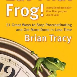 Op de afbeelding: Een gele boekomslag met een groene kikker die op een klok zit. De titel van het boek is "Eat That Frog!" en de ondertitel is "21 Great Ways to Stop Procrastinating and Get More Done in Less Time". De auteur is Brian Tracy.