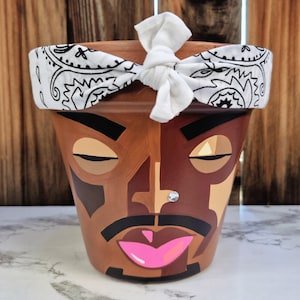 Vaso de terracota pintado à mão com a imagem de Tupac Shakur: Decoração de lenda dos anos 90 - Vaso 2Pac