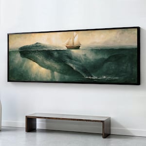 Può includere: Una stampa artistica panoramica in una cornice nera che raffigura una grande balena che nuota sotto la superficie dell'acqua oceanica verde scuro, con una piccola barca a vela in legno con vele bianche che galleggia sul mare calmo.