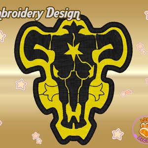 Puede incluir: Diseño bordado en negro y amarillo de un cráneo de toro con una estrella de cinco puntas en el centro. El diseño está rodeado por un borde decorativo.