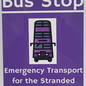 Peut inclure: Panneau violet avec l'inscription blanche "Bus Stop". Au centre, un dessin d'un bus à impériale violet et noir. Le texte en dessous indique "Emergency Transport for the Stranded Witch or Wizard".