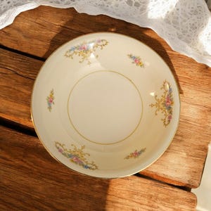 Homer Laughlin Eggshell Nautilus 5.25&quot; Fruit Berry Bowl Floral Gold Trim USA