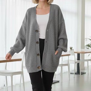 レディースオーバーサイズニットカーディガン｜ロングボタンフロントVネックセーター｜秋冬に着られる着心地の良いチャンキーニット
