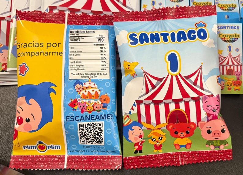 Peut inclure: Sacs de f&ecirc;te color&eacute;s avec des personnages de dessins anim&eacute;s et des motifs de chapiteau de cirque. Un sac dit "Santiago 1" et l'autre "Gracias por acompa&ntilde;arme". Les sacs ont une bordure ray&eacute;e rouge et blanche et contiennent des informations nutritionnelles.