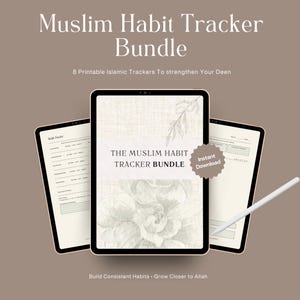 Może przedstawiać: Cyfrowy wyświetlacz tabletu przedstawiający Muslim Habit Tracker Bundle z kwiatowym tłem oraz tekstem The Muslim Habit Tracker Bundle i Instant Download. Dwa dodatkowe ekrany tabletów pokazują szablony śledzenia Salah oraz biały rysik.
