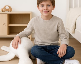 Könnte beinhalten: Ein Set aus drei Keramikbechern mit gesprenkelter, matter Oberfläche. Die Becher sind in den Farben Creme, Hellgrau und Dunkelgrau gehalten. Jeder Becher hat ein schlichtes, minimalistisches Design, perfekt für Kaffee oder Tee.