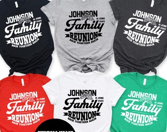 Puede incluir: Seis camisetas de manga corta en varios colores: negro, gris, carbón, rojo, blanco y verde. Cada camiseta muestra el texto "JOHNSON Family REUNION" con un gráfico de árbol y la fecha "15 JUNIO 2025". Un círculo negro indica "CUSTOM NAME CUSTOM DATE FULLY CUSTOMIZABLE".