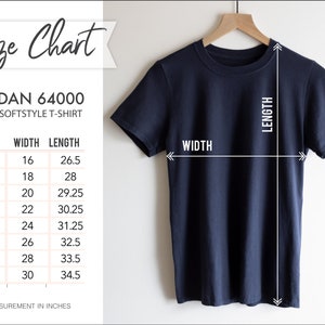 以下が含まれることがあります： 木製のハンガーに掛けられたネイビーブルーのGildan 64000ソフトスタイルTシャツ。画像には、XSから4XLまでのサイズのインチ単位の測定値を含むサイズチャートが含まれています。チャートには幅と長さの測定値が表示されます。