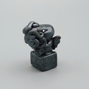 Antieke zilveren Cthulhu figuur met base-originele Polymer Clay sculptuur
