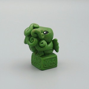 Groene Cthulhu-figuur met basis - originele horrorsculptuur geïnspireerd door H.P. Lovecraft