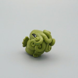 Olijf groen Cthulhu figuur, originele horror sculptuur geïnspireerd door H.P. Lovecraft