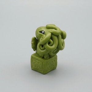 Olijf groen Cthulhu figuur met Base, originele horror sculptuur geïnspireerd door H.P. Lovecraft