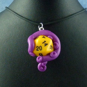 Collar de verificación de la cordura violeta y amarillo - Tentacle envuelto D20 colgante