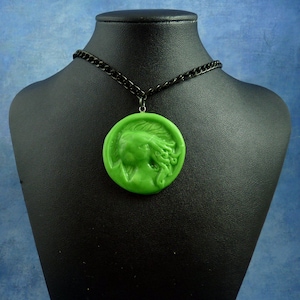 Luminoso verde Cthulhu Cameo collana con catena, gioielli di Lovecraft di argilla del polimero
