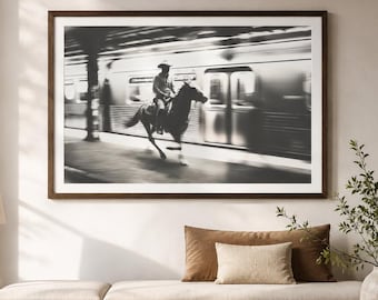 Impressão vintage de um cowboy no metrô de Nova York: Arte urbana do Velho Oeste em preto e branco (Download digital)
