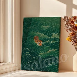 Op de afbeelding: Een rechthoekige canvasprint met een illustratie van een oranje en zwarte tijger die door donkergroene gestileerde golven zwemt. Het kunstwerk toont een herhalend patroon van vloeiende waterlijnen en bevat het watermerk Kitsalano.