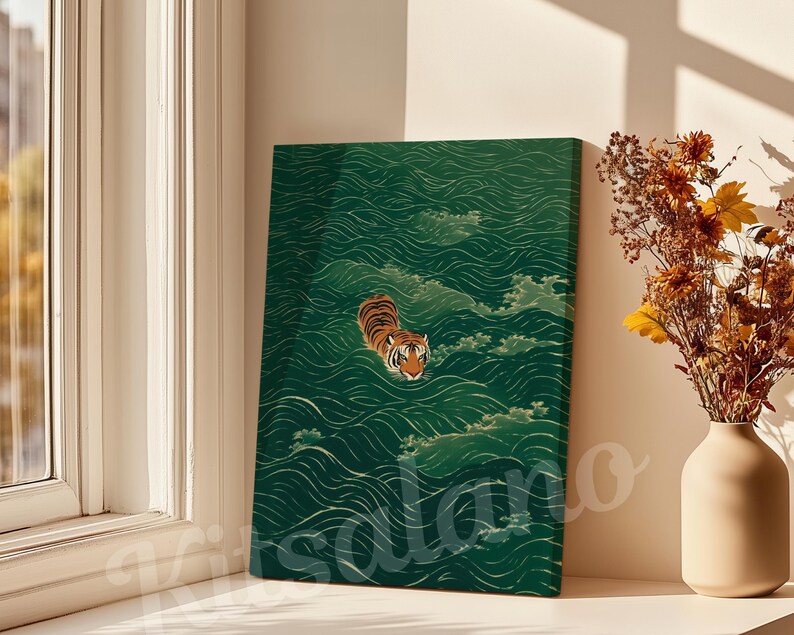 Op de afbeelding: Een rechthoekige canvasprint met een illustratie van een oranje en zwarte tijger die door donkergroene gestileerde golven zwemt. Het kunstwerk toont een herhalend patroon van vloeiende waterlijnen en bevat het watermerk Kitsalano.