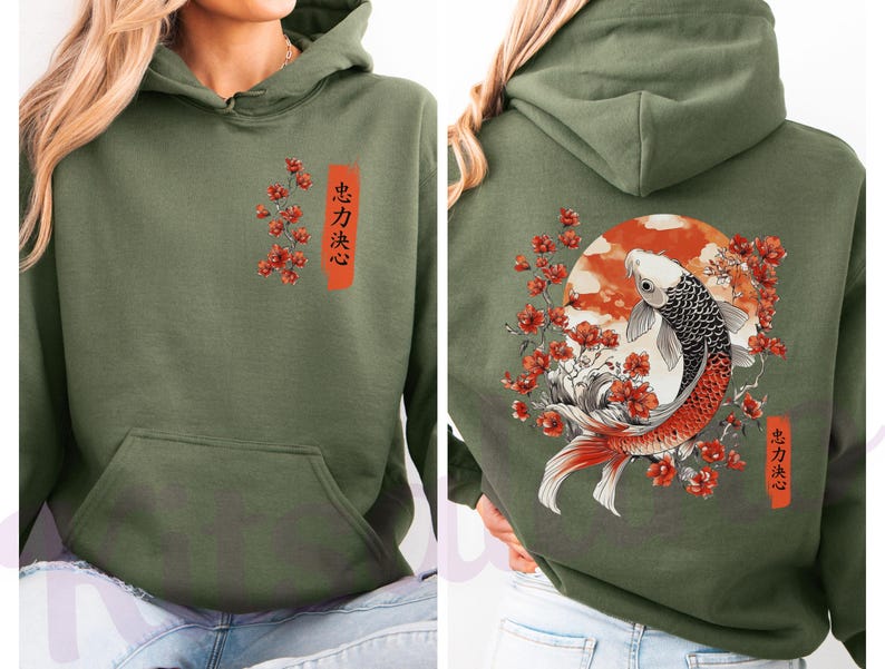 Pode incluir: Uma camisola com capuz verde-azeitona com um gr&aacute;fico frontal de flores de cerejeira vermelhas e texto em japon&ecirc;s. As costas apresentam uma grande ilustra&ccedil;&atilde;o de um peixe koi a nadar entre flores de cerejeira vermelhas e um sol, com texto em japon&ecirc;s.