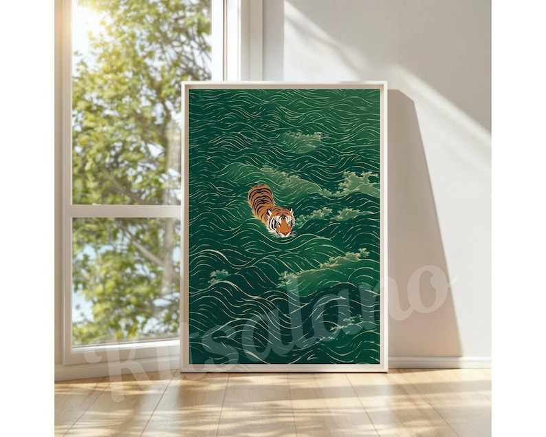 Op de afbeelding: Een rechthoekige wandkunstprint met een oranje en zwarte tijger die door diepgroene, gestileerde golven zwemt. Het kunstwerk wordt gepresenteerd in een eenvoudige witte lijst en toont een gedetailleerde illustratie van de kop en rug van de tijger.