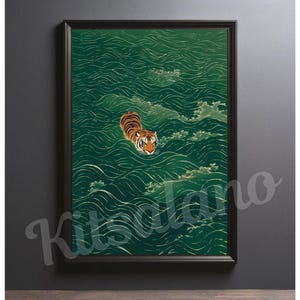 Op de afbeelding: Een ingelijste wandkunstprint met een oranje en zwarte tijger die door gestileerde, diepgroene oceaangolven zwemt. Het kunstwerk toont een herhalend patroon van waterstromingen met witte koppen in een donkerbruine houten lijst.