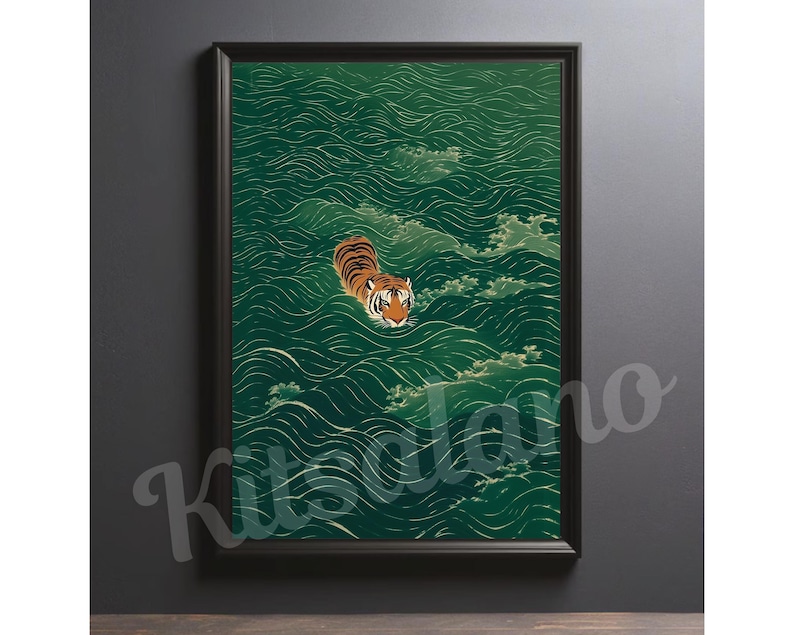 Op de afbeelding: Een ingelijste wandkunstprint met een oranje en zwarte tijger die door gestileerde, diepgroene oceaangolven zwemt. Het kunstwerk toont een herhalend patroon van waterstromingen met witte koppen in een donkerbruine houten lijst.