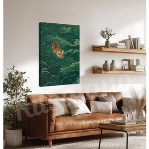 Op de afbeelding: Een rechthoekige canvas print met een tijger die door gestileerde donkergroene golven zwemt. De tijger heeft oranje en zwarte strepen en bevindt zich in het midden bovenaan het kunstwerk, omringd door vloeiende, ritmische waterpatronen.