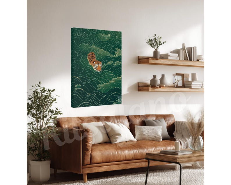 Op de afbeelding: Een rechthoekige canvas print met een tijger die door gestileerde donkergroene golven zwemt. De tijger heeft oranje en zwarte strepen en bevindt zich in het midden bovenaan het kunstwerk, omringd door vloeiende, ritmische waterpatronen.
