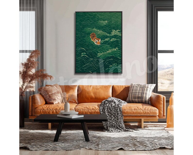Op de afbeelding: Een rechthoekige wandkunstprint met een tijger die zwemt in donkergroen water met gestileerde golfpatronen. De tijger is oranje met zwarte strepen en bevindt zich in het midden bovenaan. Het kunstwerk is ingelijst in een zwarte lijst.