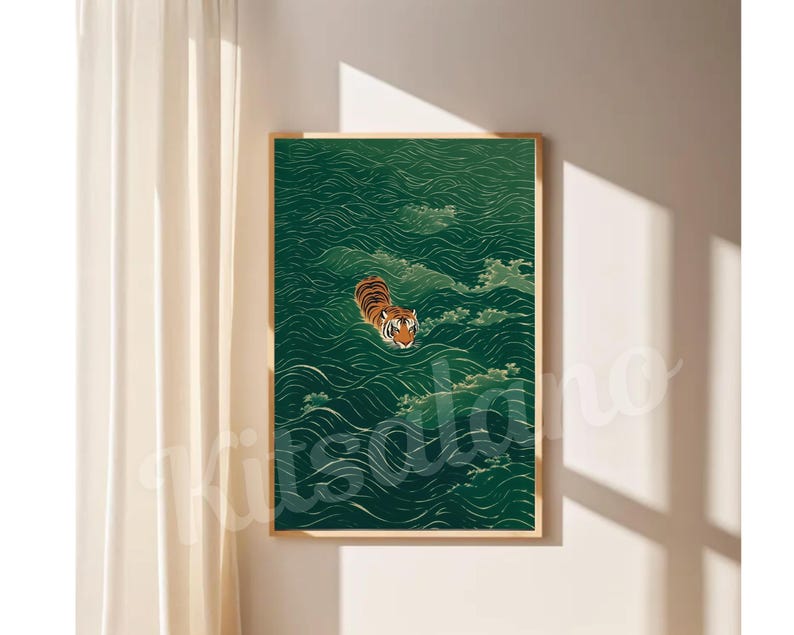 Op de afbeelding: Een rechthoekige wandkunstprint in een lichthouten lijst met een illustratie van een oranje en zwarte tijger die zwemt in diepgroen, golvend water. De tijger is in het midden geplaatst, met de kop boven het wateroppervlak.