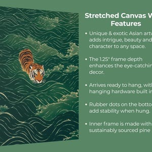 Op de afbeelding: Een rechthoekig canvasdoek met een oranje en zwarte tijger die door gestileerde donkergroene golven zwemt. De tekst luidt Stretched Canvas Wrap Features, met vermelding van een framediepte van 3,175 cm, ingebouwde hardware en grenenhout.