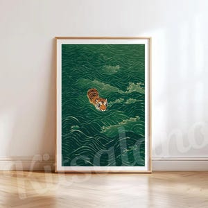 Op de afbeelding: Een ingelijste verticale kunstdruk met een oranje en zwarte tijger die door diepgroene, gestileerde golven zwemt. De illustratie gebruikt gedurfde lijnen om de beweging van het water weer te geven, waarbij de kop van de tijger zichtbaar is.