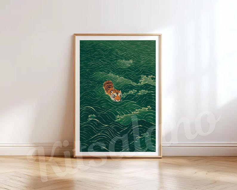 Op de afbeelding: Een ingelijste verticale kunstdruk met een oranje en zwarte tijger die door diepgroene, gestileerde golven zwemt. De illustratie gebruikt gedurfde lijnen om de beweging van het water weer te geven, waarbij de kop van de tijger zichtbaar is.