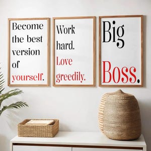 Op de afbeelding: Drie ingelijste motiverende posters met zwarte tekst op een witte achtergrond. De linker poster zegt "Word de beste versie van jezelf." De middelste poster zegt "Werk hard. Liefhebben met hebzucht." De rechter poster zegt "Big Boss." Het woord "Boss" is rood.