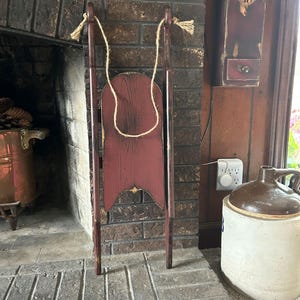 Grungy antieke slede van primitief hout