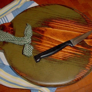 Tabla de pan de madera primitiva: pino pintado color burdeos sucio (11 x 13)