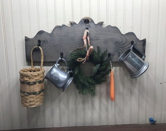 Support à chevilles colonial Primitive, bois ciré, panneau de chasse, 22" l