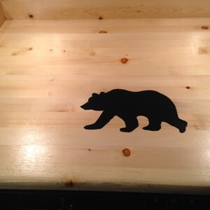 Couvercle de dessus de poêle à bois - finition bois naturel avec ours noir peint à la main ======30x22x3