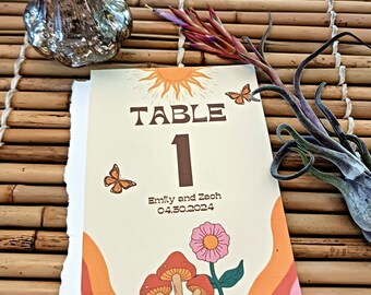 Retro Vintage bruiloft tafelnummers sjabloon - Canva sjabloon downloaden, 100% bewerkbare, afdrukbare tabelnummers, bloemen paddestoelen vlinders