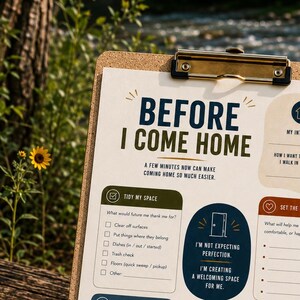 Könnte beinhalten: Ein Kork-Klemmbrett mit einer gedruckten Checkliste mit dem Titel Before I Come Home. Das Dokument enthält Abschnitte zum Aufräumen, zur Stimmung, zur Vorbereitung auf den nächsten Tag und zum Auftanken, mit Kontrollkästchen und leeren Zeilen.