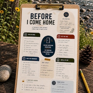 Könnte beinhalten: Ein Kork-Klemmbrett mit einer gedruckten Checkliste mit dem Titel Before I Come Home. Das Dokument enthält Abschnitte zum Aufräumen, zur Stimmungsgestaltung, zur Vorbereitung auf den nächsten Tag und zum Auftanken, mit handschriftlichen Notizen.