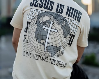 Camisa de manga curta Jesus é Rei, Ele venceu o mundo, João 16:33, Camisa cristã, Camisa com versículos bíblicos, Camisa Jesus, CloakOfZealApparel