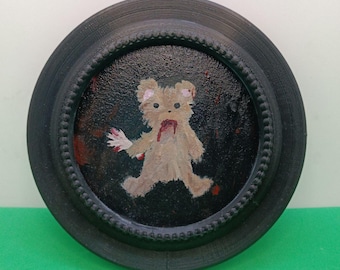 Mini pintura de un osito espeluznante: arte oscuro hecho a mano en marco de PLA, serie limitada