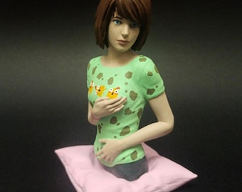 Life is Strange - Max Caulfield Pyjamasbyst - 14 cm Handmålad Resinfigur på Rosa Kuddbotten