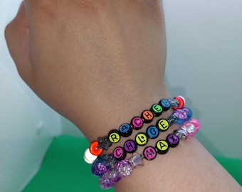 La vida es extraña: pulseras de cuentas de Max, Chloe y Rachel, hechas a mano en acrílico con detalles que brillan en la oscuridad.