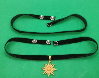 Lost Records: Bloom & Rage – Gargantilla Swann – Collar de cinta de terciopelo con colgante de sol de resina pintado a mano