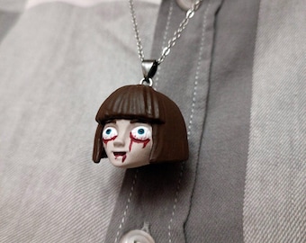 Fran Bow – Collar con colgante de terror indie – Dije de cabeza de resina pintada a mano, cadena de 60 cm